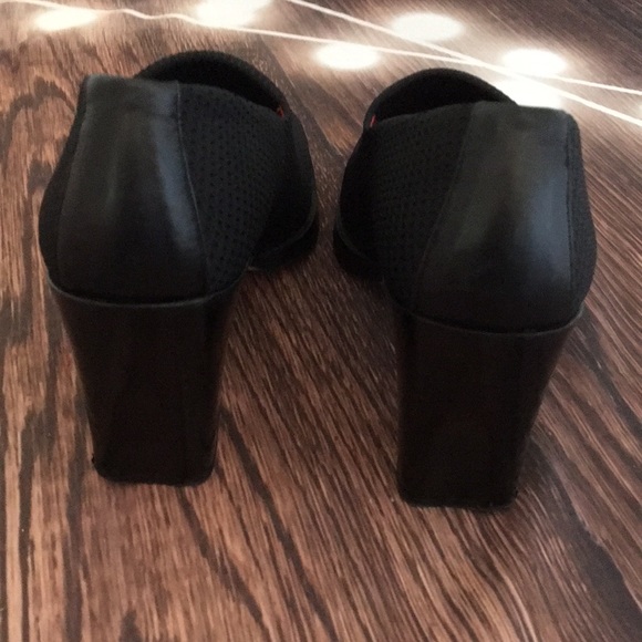 Donald J Pliner Black Woven Pumps. - Picture 5 of 10